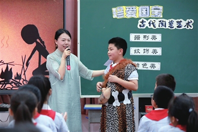 畫筆為犁耕美育 丹心化雨潤新苗 ——記咸寧實驗外國語學校美術教師韓敏